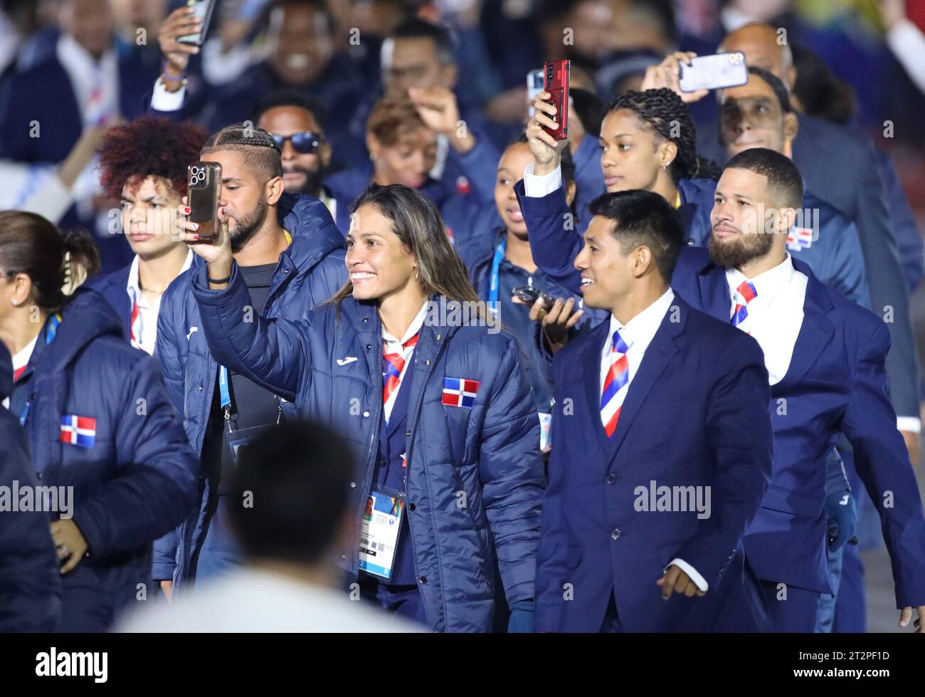 Santiago, Chile. Oktober 2023. (SPO) Eröffnungszeremonie der Panamerikanischen Spiele 2023 in Santiago. 20. Oktober 2023, Santiago, Chile: Die Eröffnungszeremonie der Panamerikanischen Spiele 2023, die vom 20. Oktober bis 5. November in Santiago stattfinden, mit Flugzeugen, musikalischen Darbietungen Pelo Sebastian Yatra, Paraden der teilnehmenden Länder und wichtigen Würdenträgern wie dem Präsidenten Chiles, Gabriel Boric, chilenische Sportministerin Jaime Pizarro, Neven Ilic, Präsident von Panam Sports, Harold Mayne Nicholls CEO von Panam, Schlagzeugerin Juanita Parra von der Musikgruppe Los Jaivas. Quelle: Niyi Stockfoto