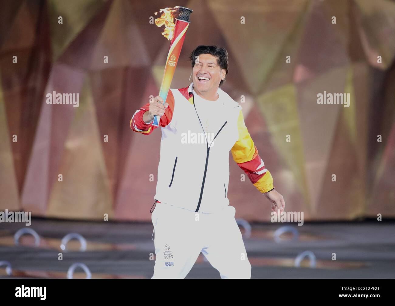 Santiago, Chile. Oktober 2023. (SPO) Eröffnungszeremonie der Panamerikanischen Spiele 2023 in Santiago. 20. Oktober 2023, Santiago, Chile: Die Eröffnungszeremonie der Panamerikanischen Spiele 2023, die vom 20. Oktober bis 5. November in Santiago stattfinden, mit Flugzeugen, musikalischen Darbietungen Pelo Sebastian Yatra, Paraden der teilnehmenden Länder und wichtigen Würdenträgern wie dem Präsidenten Chiles, Gabriel Boric, chilenische Sportministerin Jaime Pizarro, Neven Ilic, Präsident von Panam Sports, Harold Mayne Nicholls CEO von Panam, Schlagzeugerin Juanita Parra von der Musikgruppe Los Jaivas. Quelle: Niyi Stockfoto
