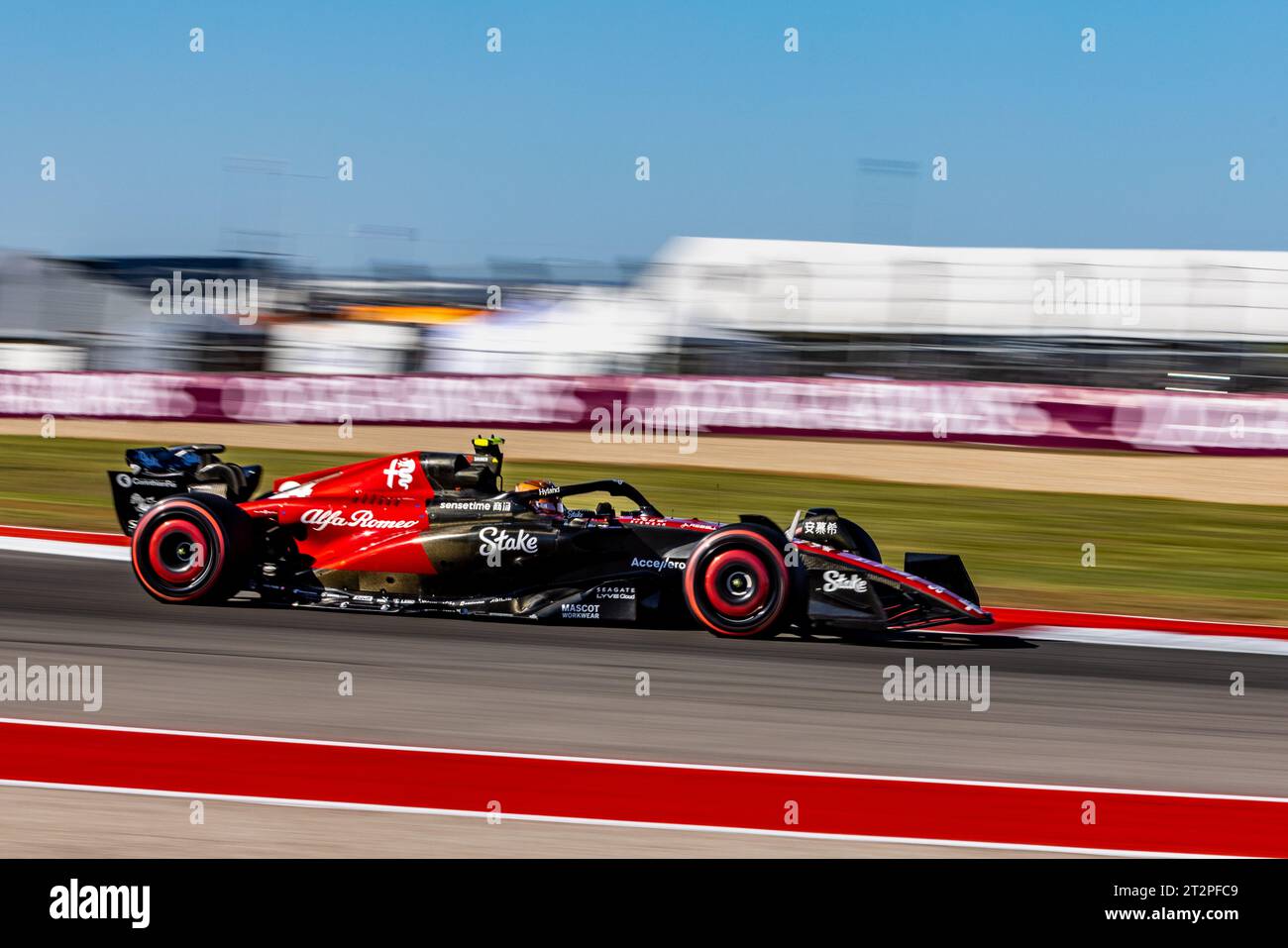 Austin, Texas - 20. Oktober 2023: Zhou Guanyu, Fahrer des #24 Alfa Romeo F1 Team Stake Car, beim Lenovo Grand Prix der Vereinigten Staaten auf dem Circuit of the Americas. Quelle: Nick Paruch/Alamy Live News Stockfoto