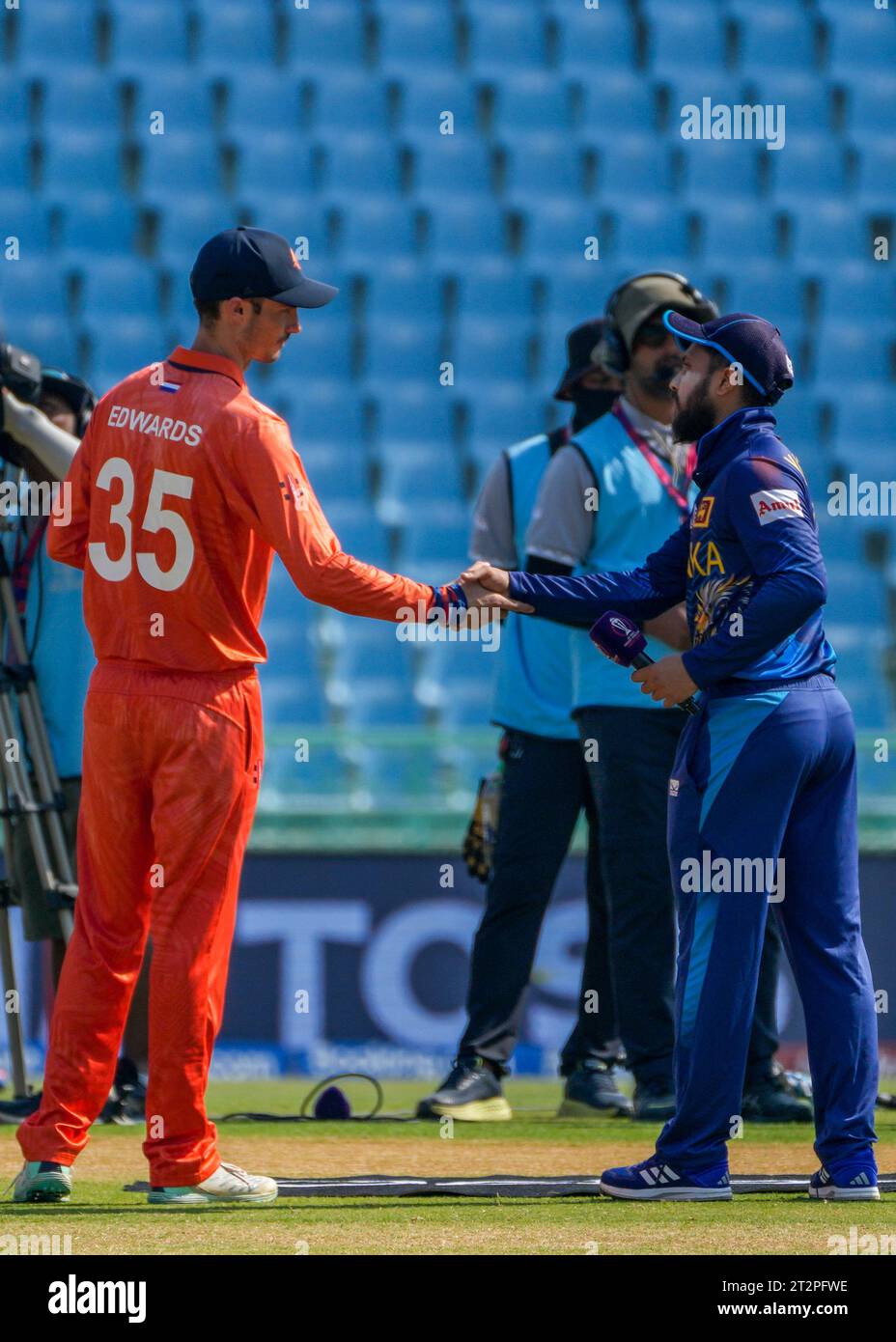 Netherlands' captain Scott Edwards, left, and Sri Lanka's Captain Kusal Mendis shake hands after the toss ahead of their ICC Men's Cricket World Cup match in Lucknow, India, Saturday, Oct. 21, 2023. (AP Photo/Altaf Qadri) Stockfoto