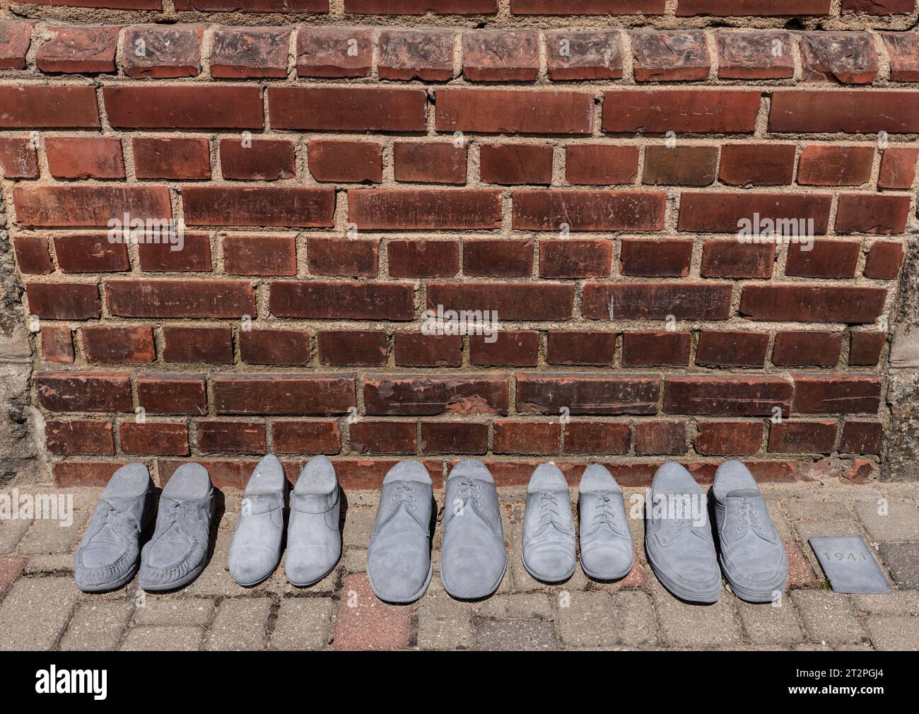 Zementschuhe zur Erinnerung an den Völkermord an der jüdischen Bevölkerung während des Zweiten Weltkriegs in Cesis, Lettland Stockfoto