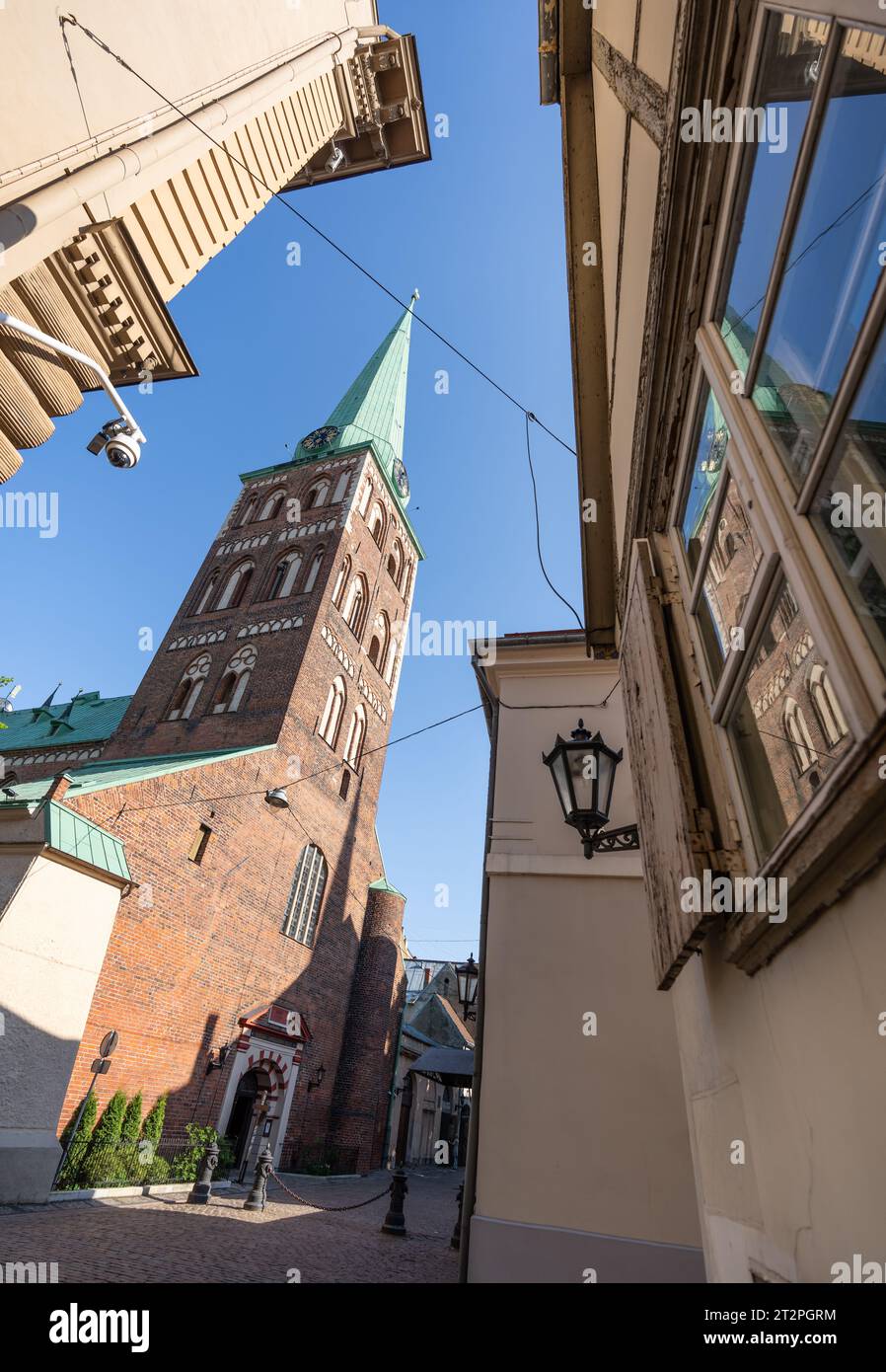 Blick auf die historischen Straßen der Altstadt von Riga, Lettland Stockfoto