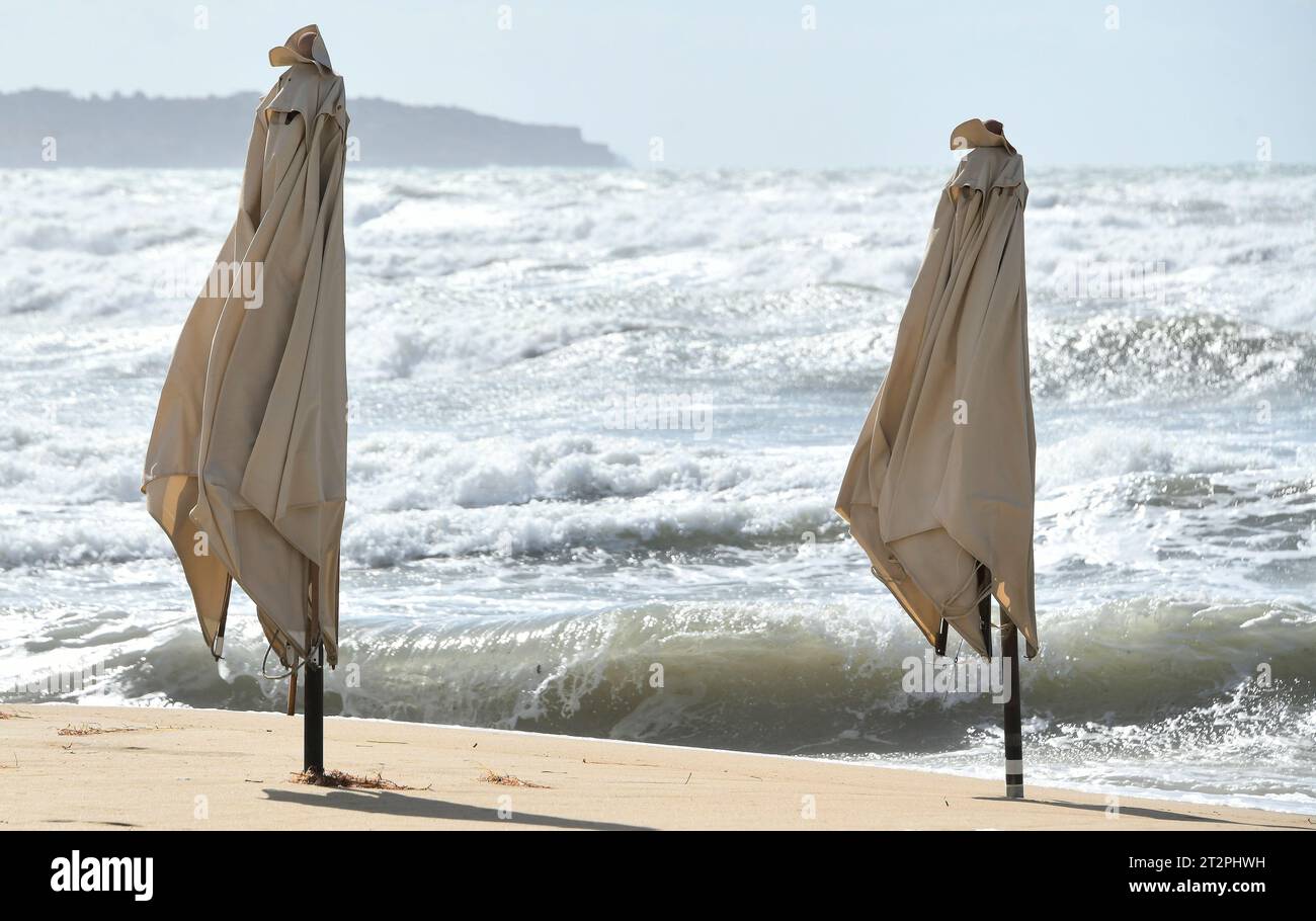Bilder von schlechtem Wetter am Strand von Palma auf Mallorca während des Sturms Aline und starken Winden, die schlechtes Meer verursachen. Stockfoto