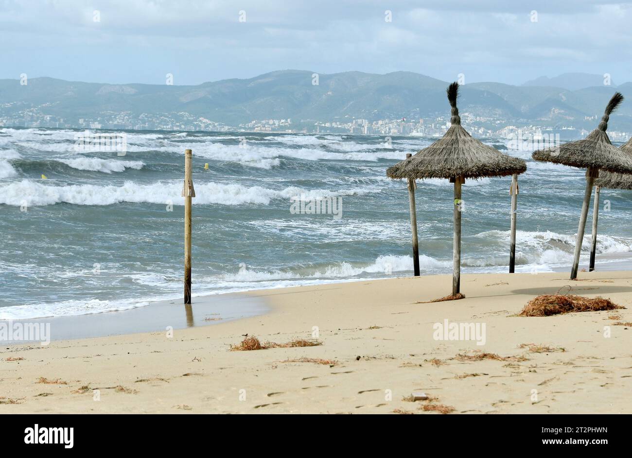 Bilder von schlechtem Wetter am Strand von Palma auf Mallorca während des Sturms Aline und starken Winden, die schlechtes Meer verursachen. Stockfoto