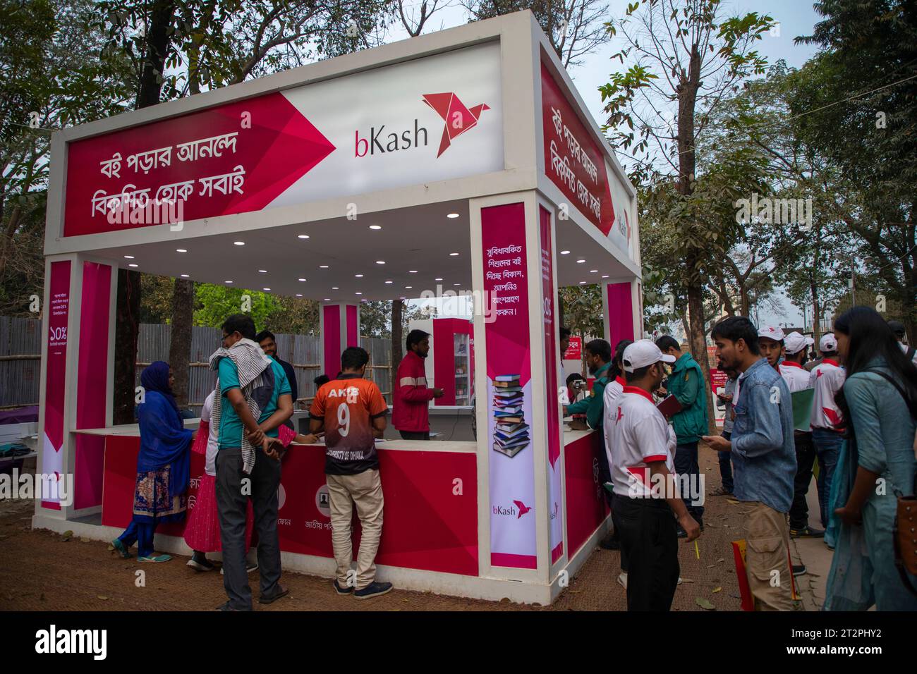 Ein Pavillon des größten mobilen Finanzdienstleisters Bangladeschs (MFS) bKash auf der amar Ekushey Buchmesse in Suhrawardi Udyan in Dhaka, Bangladesch. Stockfoto