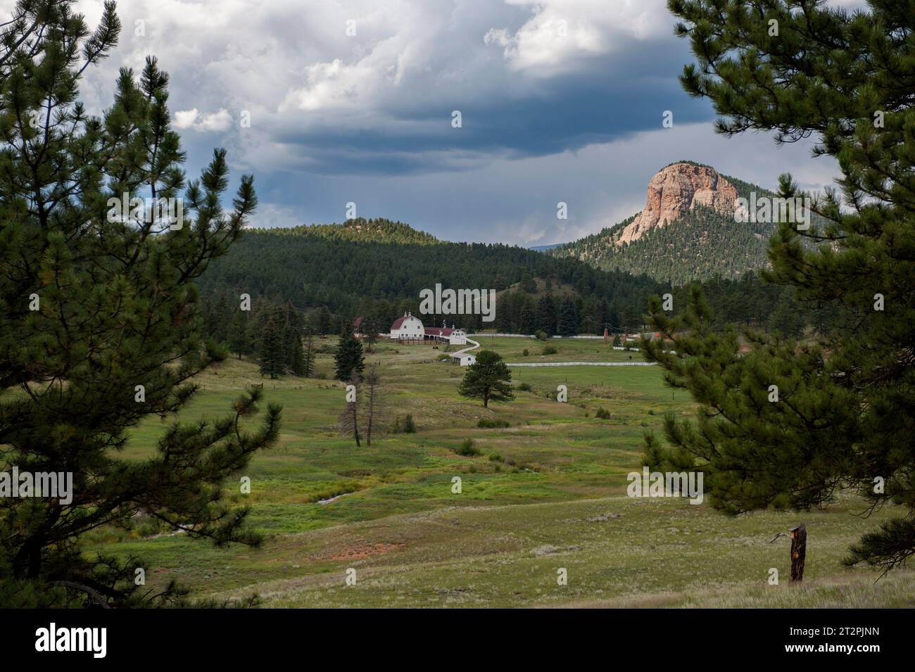 Der als Lion's Head bekannte Felsen erhebt sich über einer malerischen Farm in der Nähe von Pine Junction, Colorado, außerhalb des Staunton State Park Stockfoto