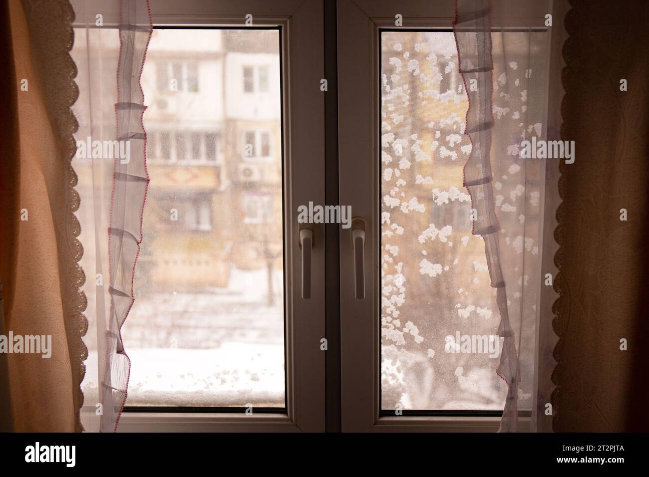 Baku. Aserbaidschan. 02.24. 2021. Weißer Winter draußen. Stockfoto