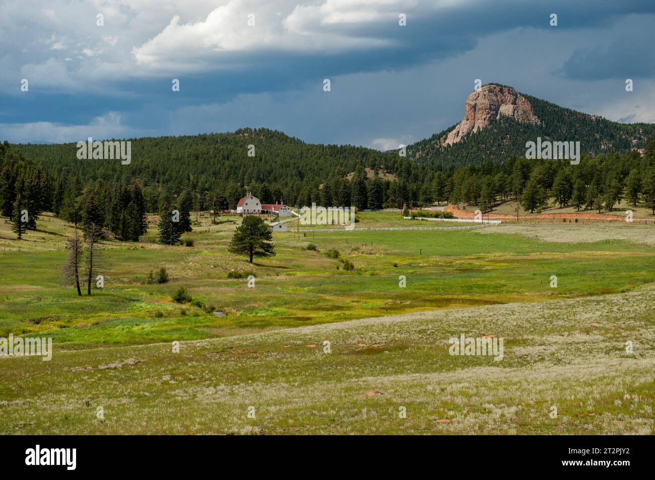 Lion's Head, ein beliebter Kletterfelsen im Staunton State Park von Colorado, überblickt eine malerische Farm in der Nähe von Pine Junction, Colorado Stockfoto