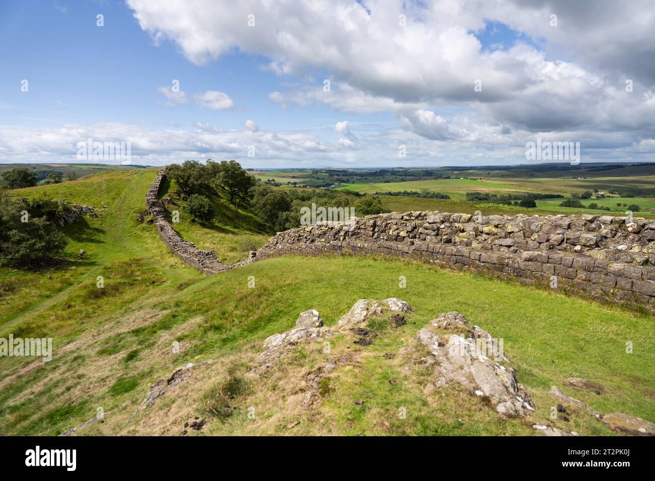 Blick auf die Hadrian's Wall bei Walltown Crags, in der Nähe von Greenhead, Northumberland, Großbritannien Stockfoto