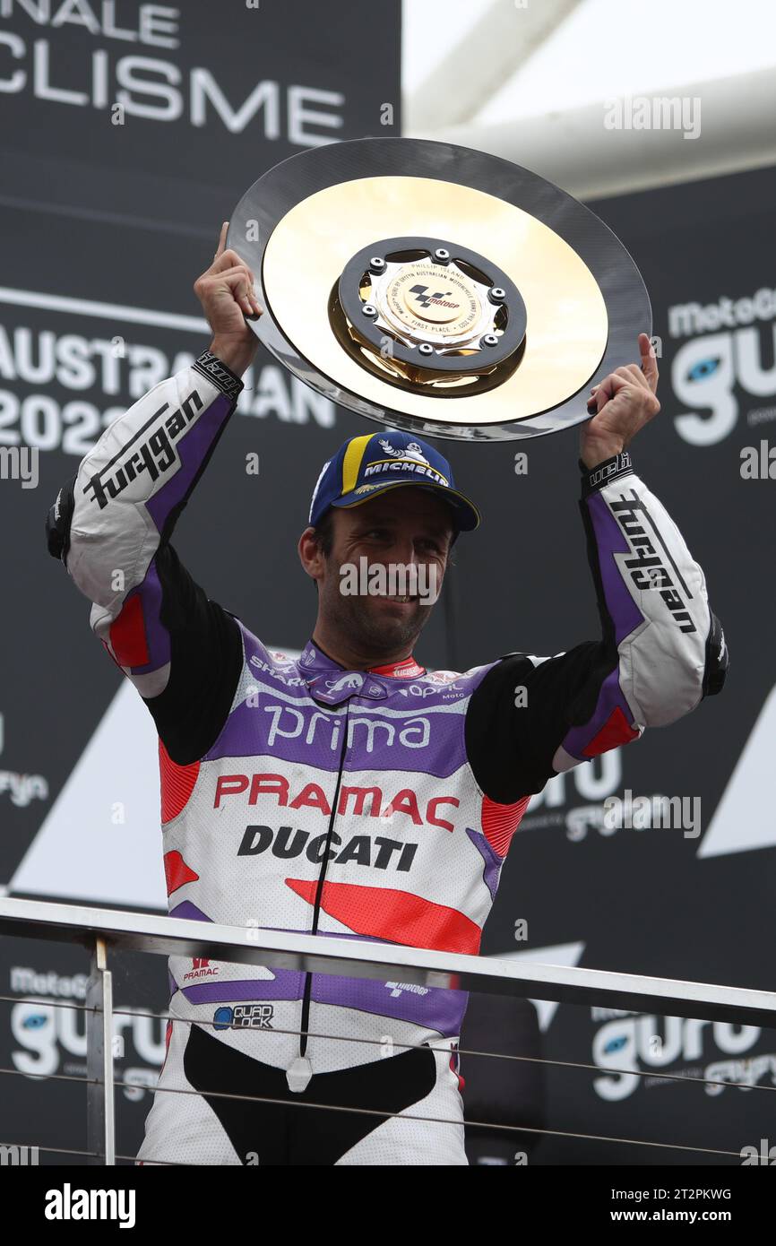 PHILLIP ISLAND, Australien. Oktober 2023. 2023 Guru by Gryfyn Australian Motorcycle Grand Prix - Johann Zarco (Frankreich)Rennen für Prima Parmac Racing Ducati feiert auf dem Podium mit dem Sieg beim Australian Moto GP auf dem Phillip Island Grand Prix Circuit am 21. Oktober 2023 in Phillip Island, Australien - Image Credit: brett keating/Alamy Live News Stockfoto