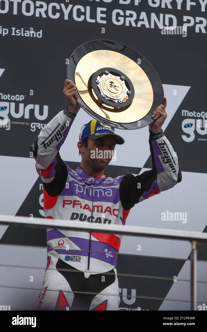 PHILLIP ISLAND, Australien. Oktober 2023. 2023 Guru by Gryfyn Australian Motorcycle Grand Prix - Johann Zarco (Frankreich)Rennen für Prima Parmac Racing Ducati feiert auf dem Podium mit dem Sieg beim Australian Moto GP auf dem Phillip Island Grand Prix Circuit am 21. Oktober 2023 in Phillip Island, Australien - Image Credit: brett keating/Alamy Live News Stockfoto