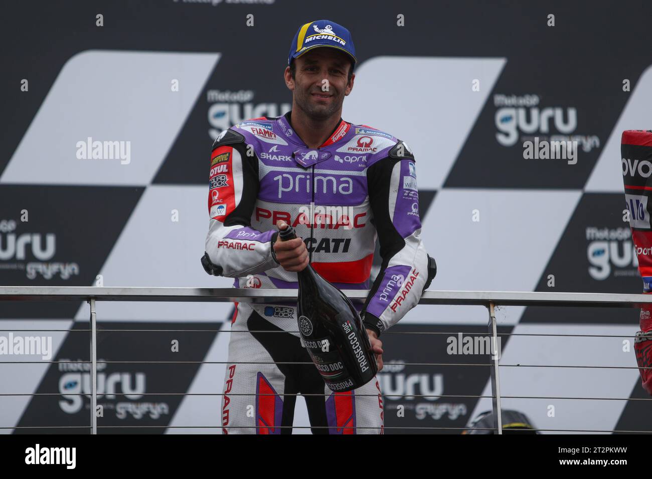 PHILLIP ISLAND, Australien. Oktober 2023. 2023 Guru by Gryfyn Australian Motorcycle Grand Prix - Johann Zarco (Frankreich)Rennen für Prima Parmac Racing Ducati feiert auf dem Podium mit dem Sieg beim Australian Moto GP auf dem Phillip Island Grand Prix Circuit am 21. Oktober 2023 in Phillip Island, Australien - Image Credit: brett keating/Alamy Live News Stockfoto