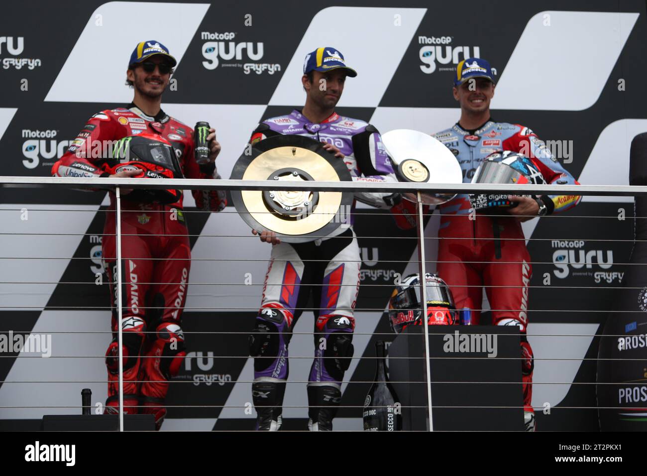 PHILLIP ISLAND, Australien. Oktober 2023. 2023 Guru by Gryfyn Australian Motorrad Grand Prix - Podium für den australischen Moto GP 2023 Sieger (c) Johann Zarco (Frankreich) Rennen für Prima Parmac Racing Ducati, zweiter Platz (l)Francesco Bagnaia (Italien ) Rennen für Ducati Lenovo, Dritter Platz (r) Fabio Di Giannantonio (Italien) Rennen für Gresini Racing MotoGP auf dem Phillip Island Grand Prix Circuit am 21. Oktober 2023 in Phillip Island, Australien - Image Credit: brett keating/Alamy Live News Stockfoto