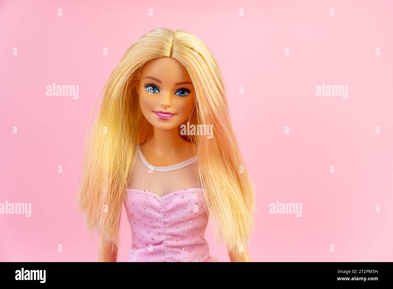 Oktober 2023. Barnaul, Russland: Porträt einer Barbie-Puppe mit lockeren blonden Haaren auf rosa Hintergrund. Stockfoto