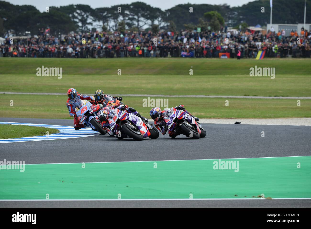 MELBOURNE, AUSTRALIEN. 21. Oktober 2023. Guru von Gryfyn Australian Motorrad Grand Prix von Australien. Johann Zarco, der für Prima Pramac Racing einen Ducati fährt, übernimmt die Führung von Teamkollege Jorge Martin während des MotoGP-Rennens am Samstag auf Phillip Island für die australische MotoGP. Foto: Karl Phillipson/Alamy Live News Stockfoto