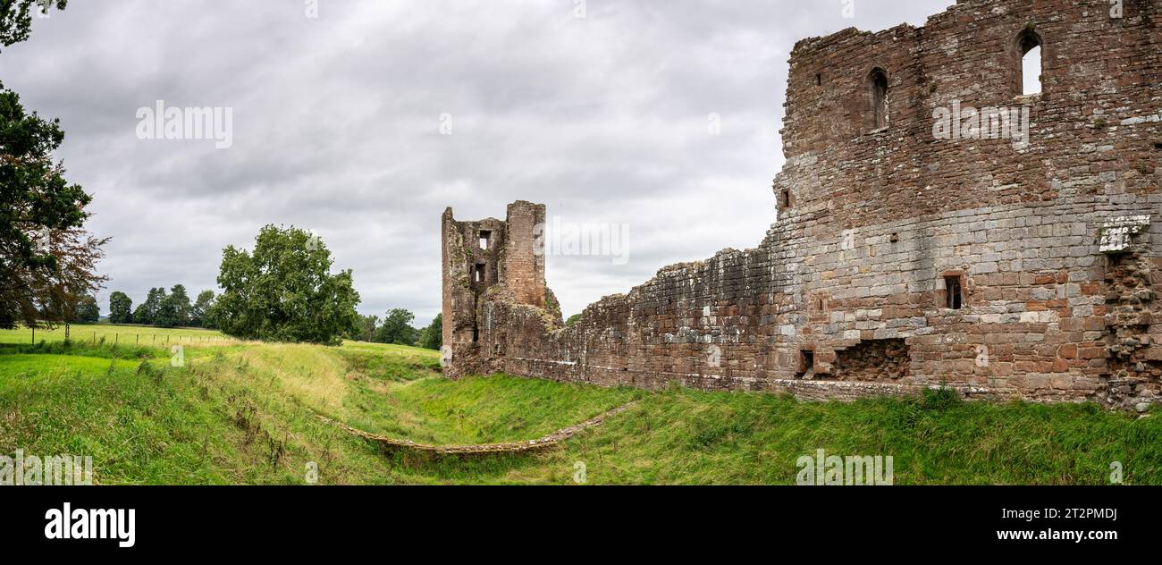 Mauer und Graben in Brougham Castle, in der Nähe von Penrith, Cumbria, Großbritannien Stockfoto