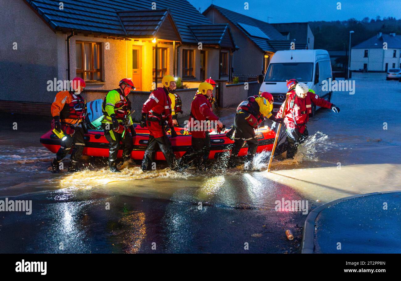 Brechin, Schottland, Großbritannien. Oktober 2023. Der Fluss South Esk bricht am Freitag in den frühen Morgenstunden seine Ufer und überschwemmt Straßen und Häuser in Brechin. Resc Stockfoto