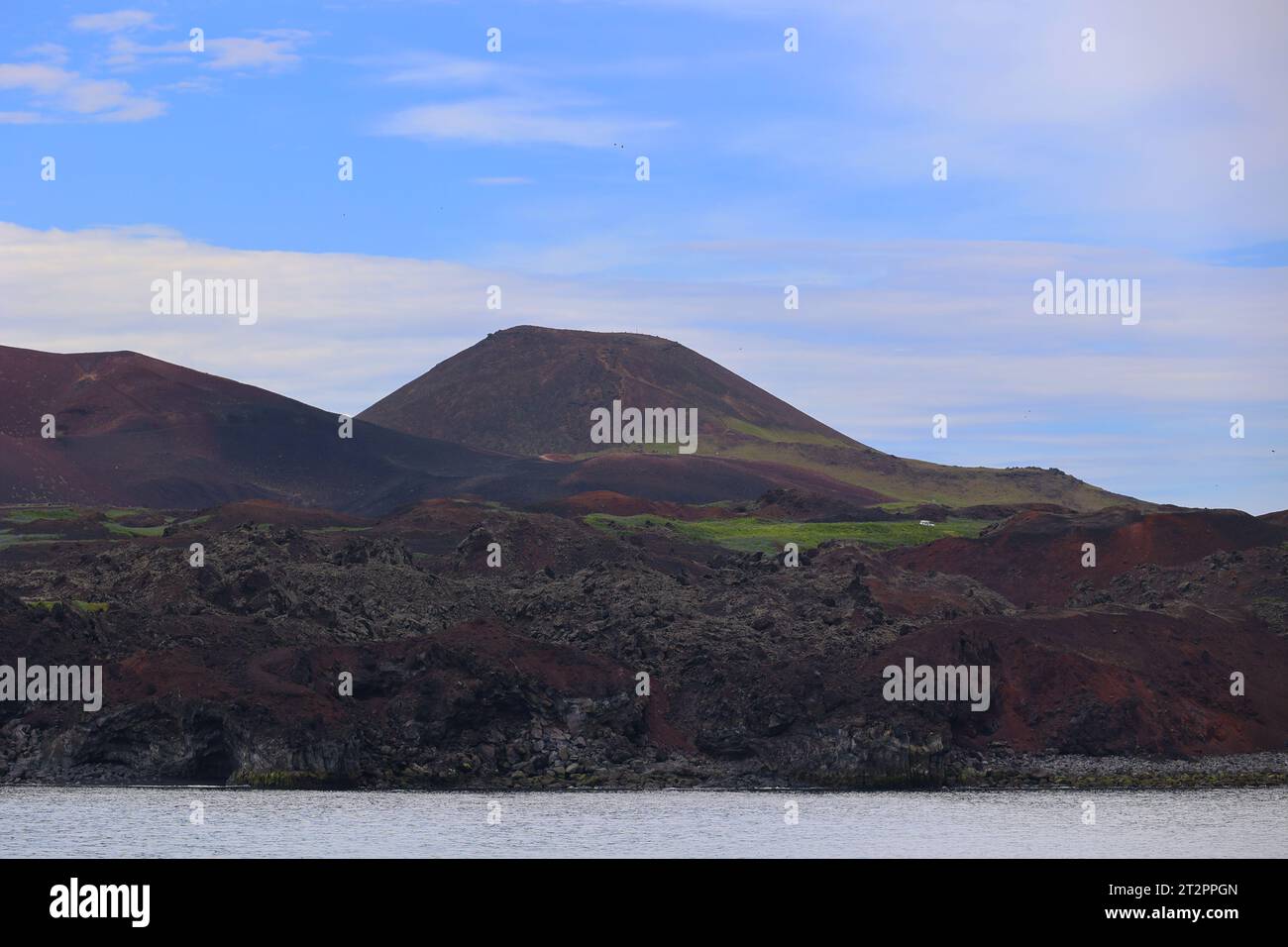 Blick auf den Eldfell Vulkan und Helgafell hohen Schlackenkegel auf der Insel Heimaey im Süden Stockfoto