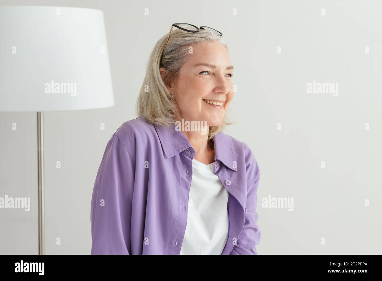 Lächelnde ältere Frau gesunder Lebensstil und geistiges und körperliches Wohlbefinden auf weißem Hintergrund Stockfoto