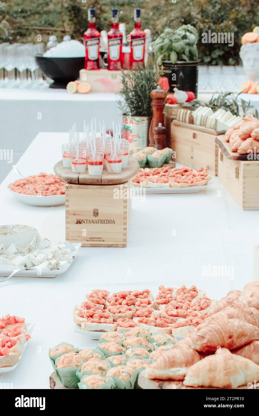 Esstisch bei einer Hochzeit bei Tageslicht Stockfoto