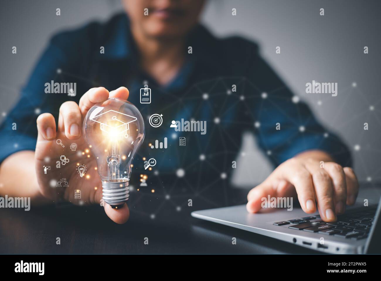 Handleuchte, die die Abschlusskappe zeigt, Internet-Bildung kreativ mit Symbol und studieren Arbeitswissen, Schülerschule, Training Learn Course. Stockfoto
