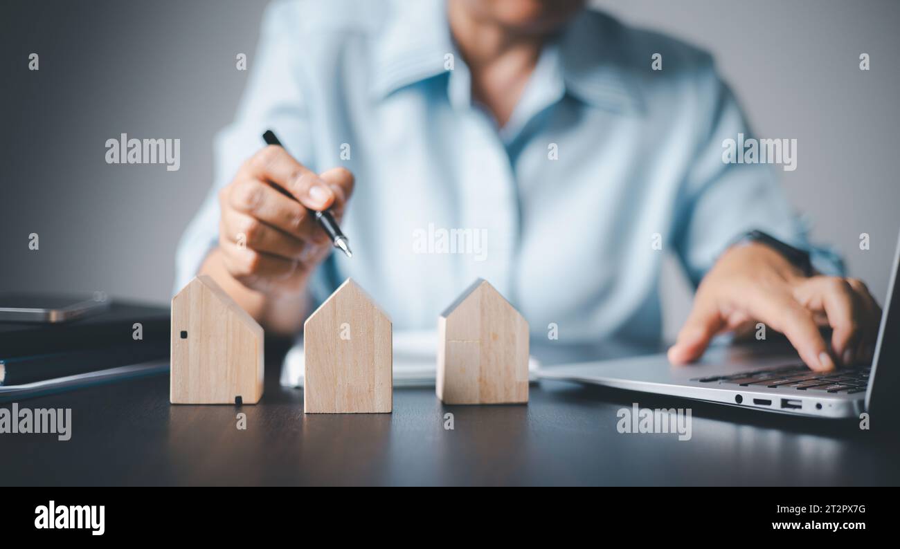 Holzhaus-Modell Münze Geld mit Kontobuchfinanzierung und Bank Business Finance Konzept als Hintergrund. Versicherung oder Darlehen Immobilien. Mieten Sie ein Haus Stockfoto