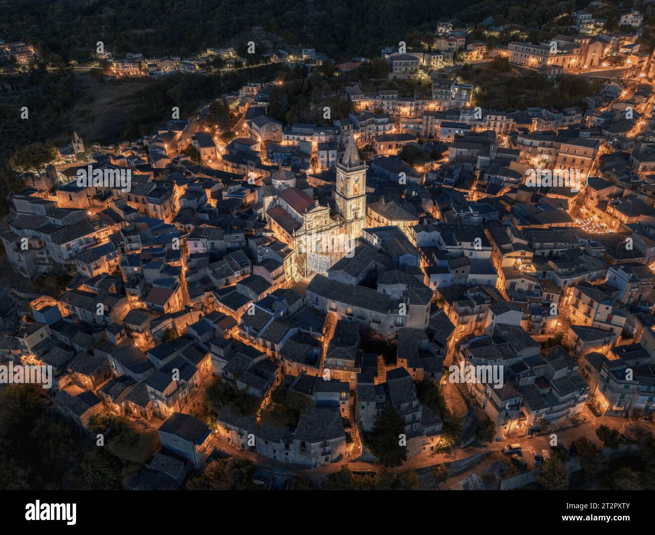 Nachtblick auf Novara Di Sicilia. Ich wollte das Stadterlebnis von oben einfangen. Stockfoto