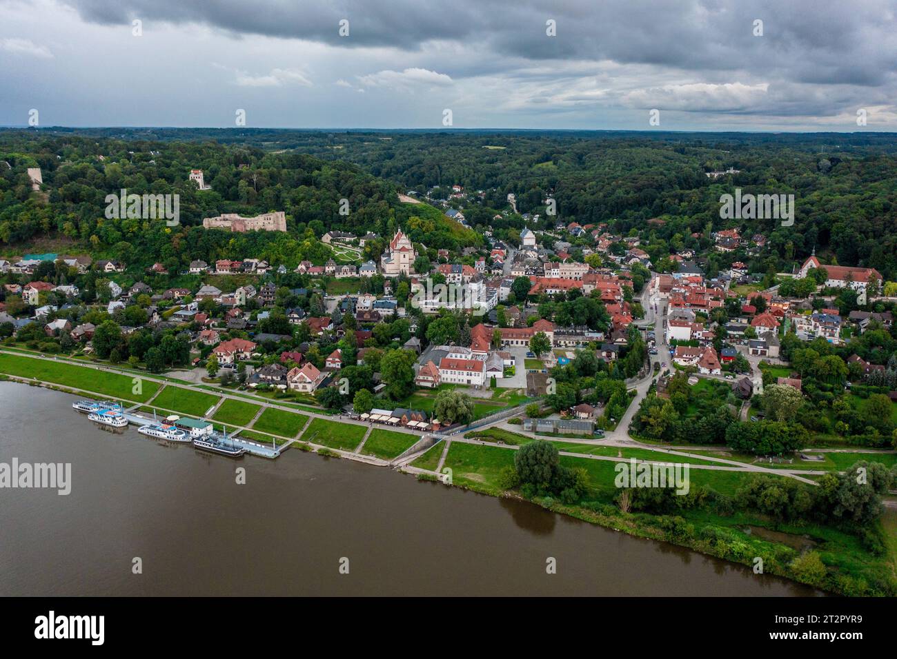 Kazmierz Dolny, Polen. September 2017. (ANMERKUNG DER REDAKTION: Bild von einer Drohne) Allgemeine Ansicht von der Drohne von Kazimierz Dolny - einer Stadt in Polen in der Woiwodschaft Lublin, im Kreis Pulawy, an der Weichsel, in der Weichsel Klamm von Kleinpolen, im westlichen Teil des Naleczow-Plateaus. Kazimierz Dolny wird als faszinierender Ort wahrgenommen, eine Enklave aus Kultur, Kunst und künstlerischem Leben. Eine Stadt voller Kunstfestivals, Dutzender Galerien und Museen. (Foto: Mateusz Slodkowski/SOPA Images/SIPA USA) Credit: SIPA USA/Alamy Live News Stockfoto