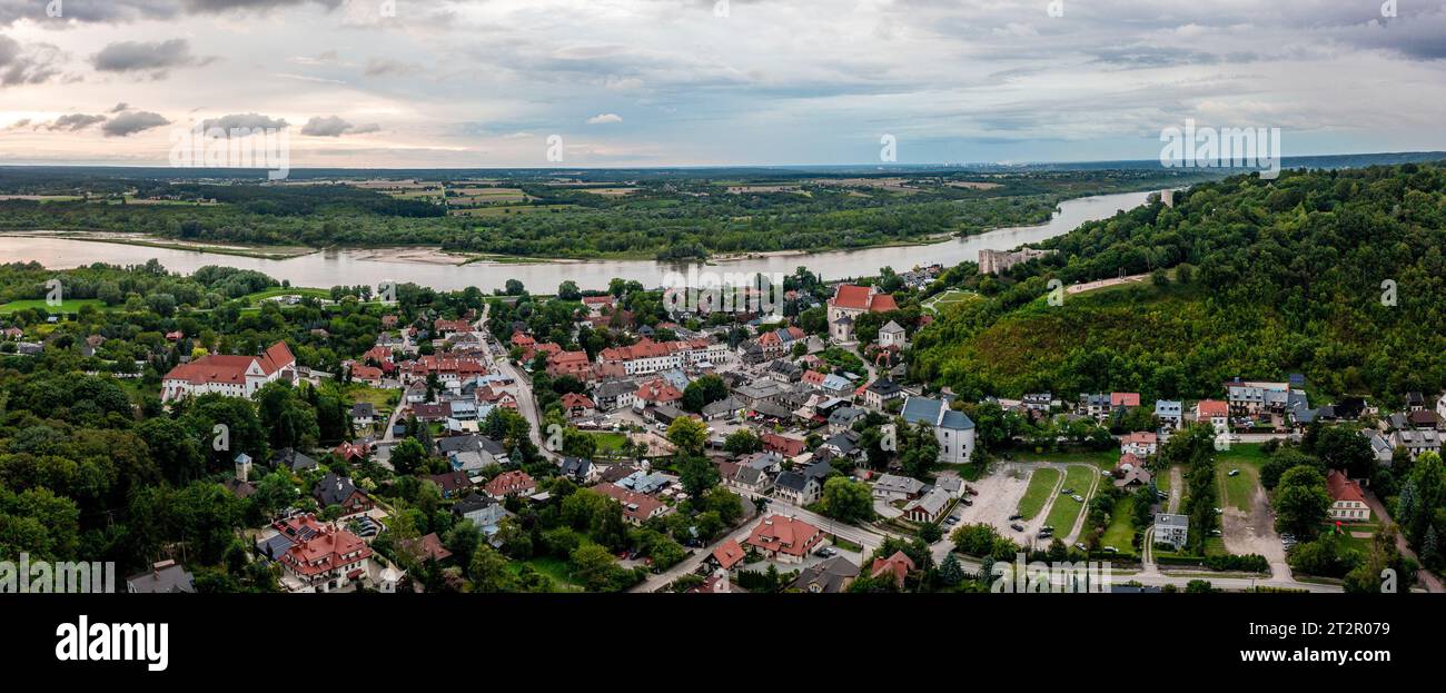 6. August 2023, Kazmierz Dolny, WojewÃ³dztwo Lubelskie, Polen: (ANMERKUNG DER REDAKTION: Bild von einer Drohne). Allgemeine Ansicht von Kazimierz Dolny – einer Stadt in Polen in der Woiwodschaft Lublin, im Kreis Pulawy, an der Weichsel, in der Weichsel-Schlucht Kleinpolens, im westlichen Teil des Naleczow-Plateaus. Kazimierz Dolny wird als faszinierender Ort wahrgenommen, eine Enklave aus Kultur, Kunst und künstlerischem Leben. Eine Stadt voller Kunstfestivals, Dutzender Galerien und Museen. (Credit Image: © Mateusz Slodkowski/SOPA Images via ZUMA Press Wire) NUR REDAKTIONELLE VERWENDUNG! Nicht für kommerzielle ZWECKE! Stockfoto