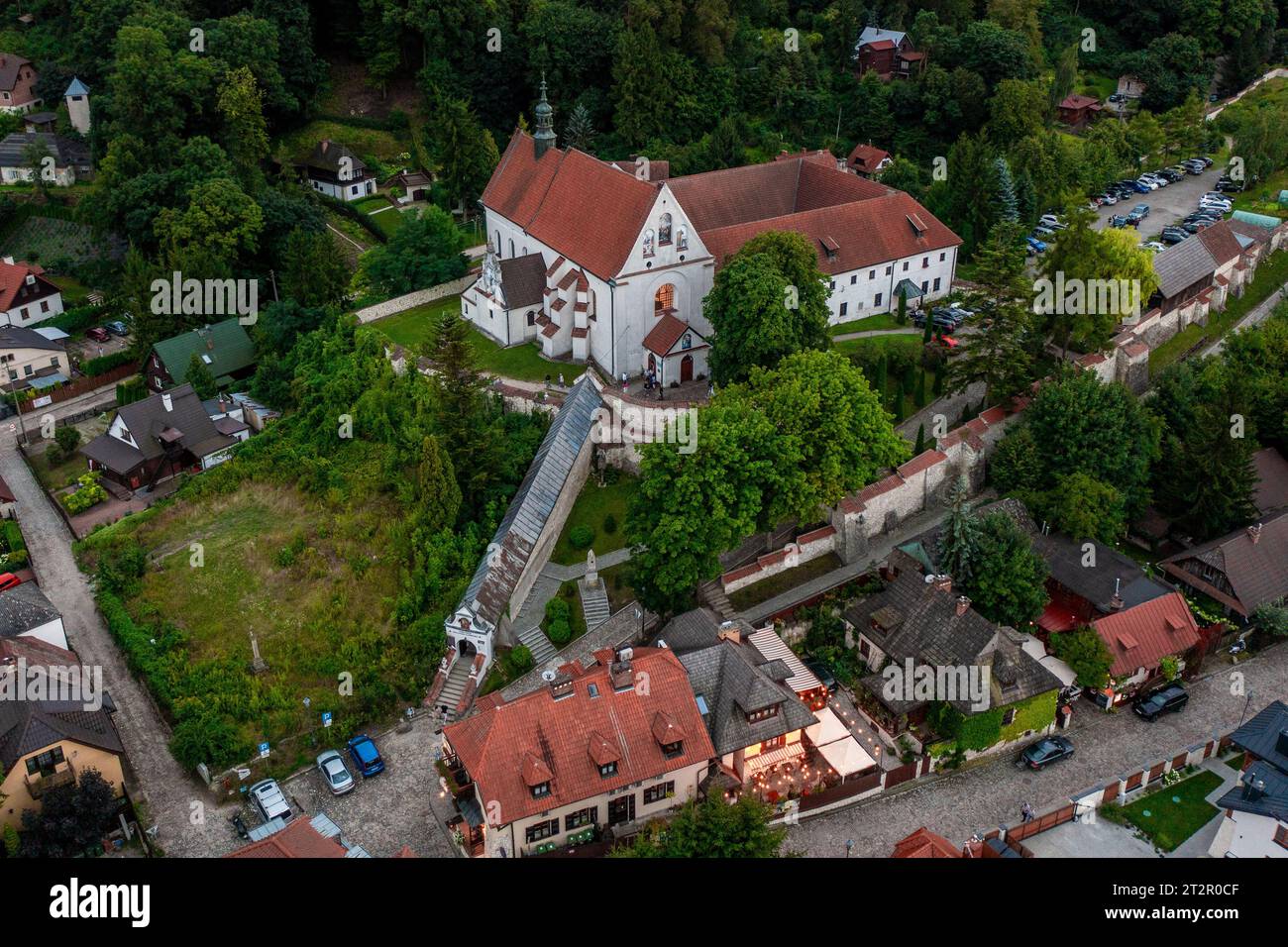 6. August 2023, Kazmierz Dolny, WojewÃ³dztwo Lubelskie, Polen: (ANMERKUNG DER REDAKTION: Bild von einer Drohne). Allgemeine Ansicht von Kazimierz Dolny – einer Stadt in Polen in der Woiwodschaft Lublin, im Kreis Pulawy, an der Weichsel, in der Weichsel-Schlucht Kleinpolens, im westlichen Teil des Naleczow-Plateaus. Kazimierz Dolny wird als faszinierender Ort wahrgenommen, eine Enklave aus Kultur, Kunst und künstlerischem Leben. Eine Stadt voller Kunstfestivals, Dutzender Galerien und Museen. (Credit Image: © Mateusz Slodkowski/SOPA Images via ZUMA Press Wire) NUR REDAKTIONELLE VERWENDUNG! Nicht für kommerzielle ZWECKE! Stockfoto