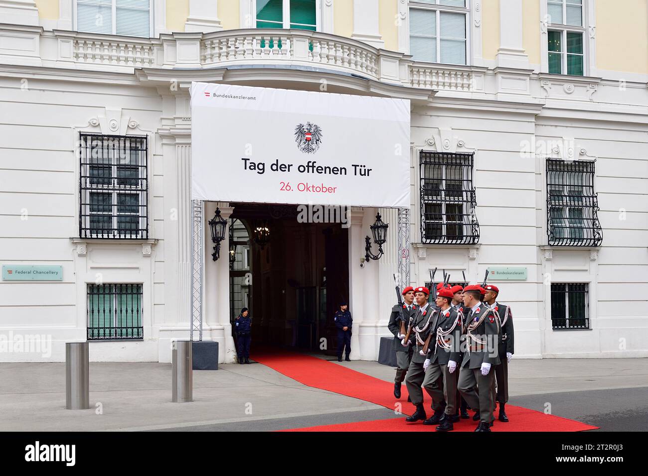 Wien, Österreich. Ehrenwache vor dem Bundeskanzleramt in Wien Stockfoto