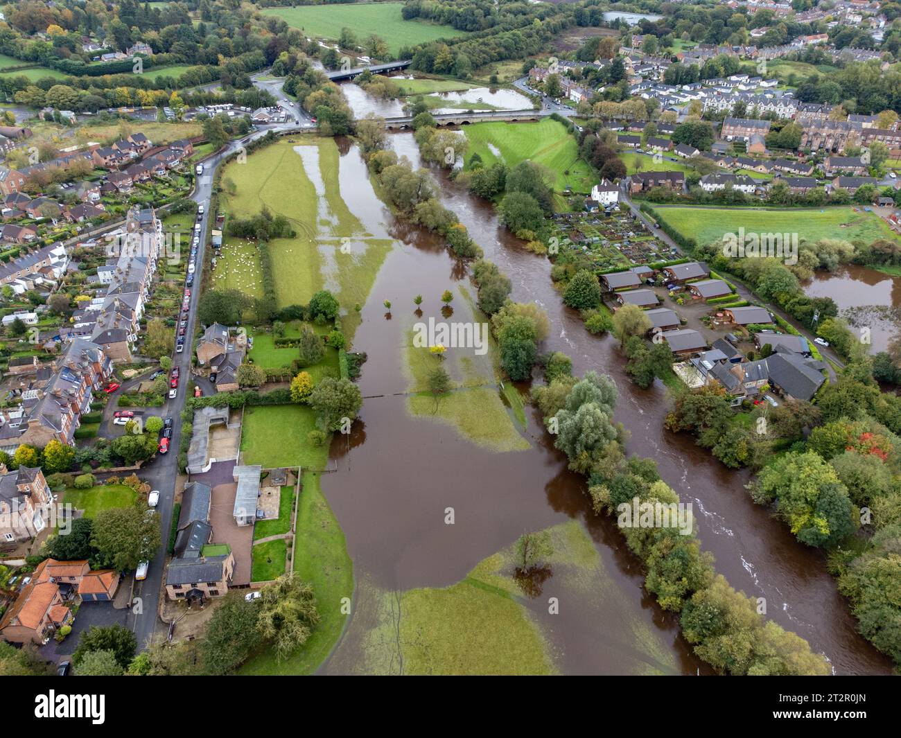 Ripon, North Yorkshire, Großbritannien. Oktober 2023. Der Fluss Uure durchbricht seine Ufer am Stadtrand von Ripon, North Yorkshire, Großbritannien, nach dem Sturm Babet. Quelle: Mick Flynn/Alamy Live News Stockfoto