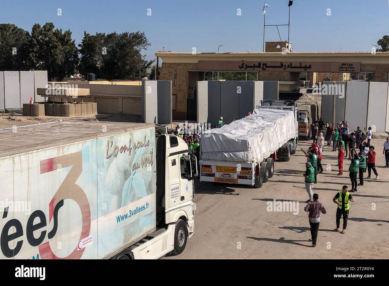 Rafah, Ägypten. Oktober 2023. Die ersten Lastwagen, die Hilfe in den Gazastreifen transportieren, überqueren den Grenzübergang Rafah zwischen Ägypten und dem Gazastreifen. 20 LKW mit medizinischer Versorgung sollen in den Gazastreifen einfahren, berichtet der ägyptische Fernsehsender al-Qahera. Quelle: AMR Adel/dpa/Alamy Live News Stockfoto