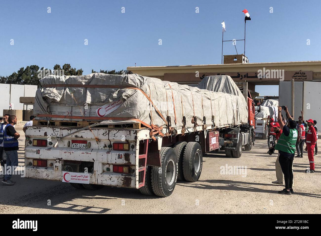 Rafah, Ägypten. Oktober 2023. Die ersten Lastwagen, die Hilfe in den Gazastreifen transportieren, überqueren den Grenzübergang Rafah zwischen Ägypten und dem Gazastreifen. 20 LKW mit medizinischer Versorgung sollen in den Gazastreifen einfahren, berichtet der ägyptische Fernsehsender al-Qahera. Quelle: AMR Adel/dpa/Alamy Live News Stockfoto