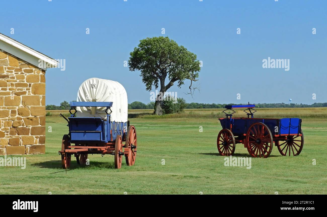 Blaue Waggons an einem sonnigen Herbsttag an der nationalen Stätte Fort larned entlang des historischen santa fe Trail in der Nähe von larned, kansas Stockfoto