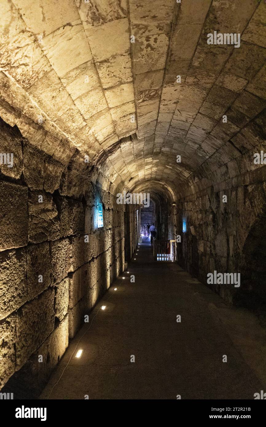 Jerusalem, Israel - 13. Oktober 2017: Unterirdischer Tunnel der Westmauer mit großer Passage entlang der Mauern des Tempelbergs in der Altstadt von Jerusalem Stockfoto