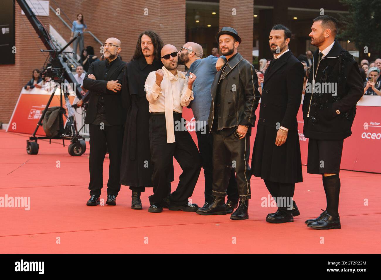 Rom, Italien. Oktober 2023. ROM, ITALIEN - 20. OKTOBER: (L-R) Andrea de Rocco, Ermanno Carla, Giuliano Sangiorgi, Giorgio Testi, Danilo Tasco, Emanuele Spedicato und Andrea Mariano aus Negramaro besuchen einen roten Teppich für den Film „Negramaro - Back Home“. Ora so Tornare'' während des 18. Rom Film Festivals im Auditorium Parco Della Musica am 20. Oktober 2023 in Rom, Italien. (Foto: Luca Carlino/NurPhoto) Credit: NurPhoto SRL/Alamy Live News Stockfoto