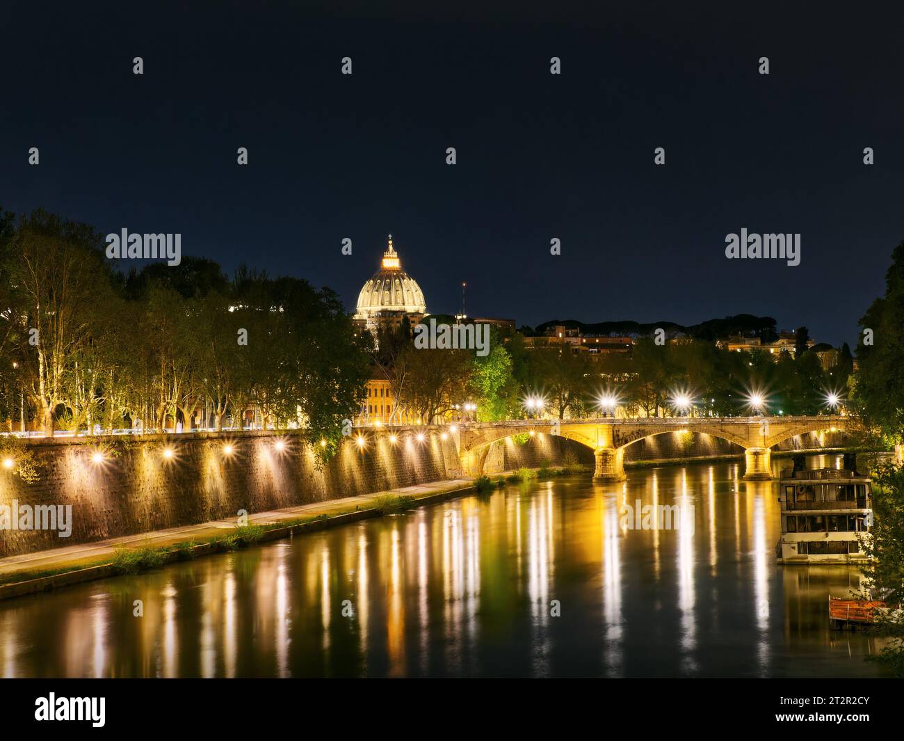 Idyllische tiberfluß Nachtlandschaft reflektiert Kirchenkuppel, Rom, Italien Stockfoto