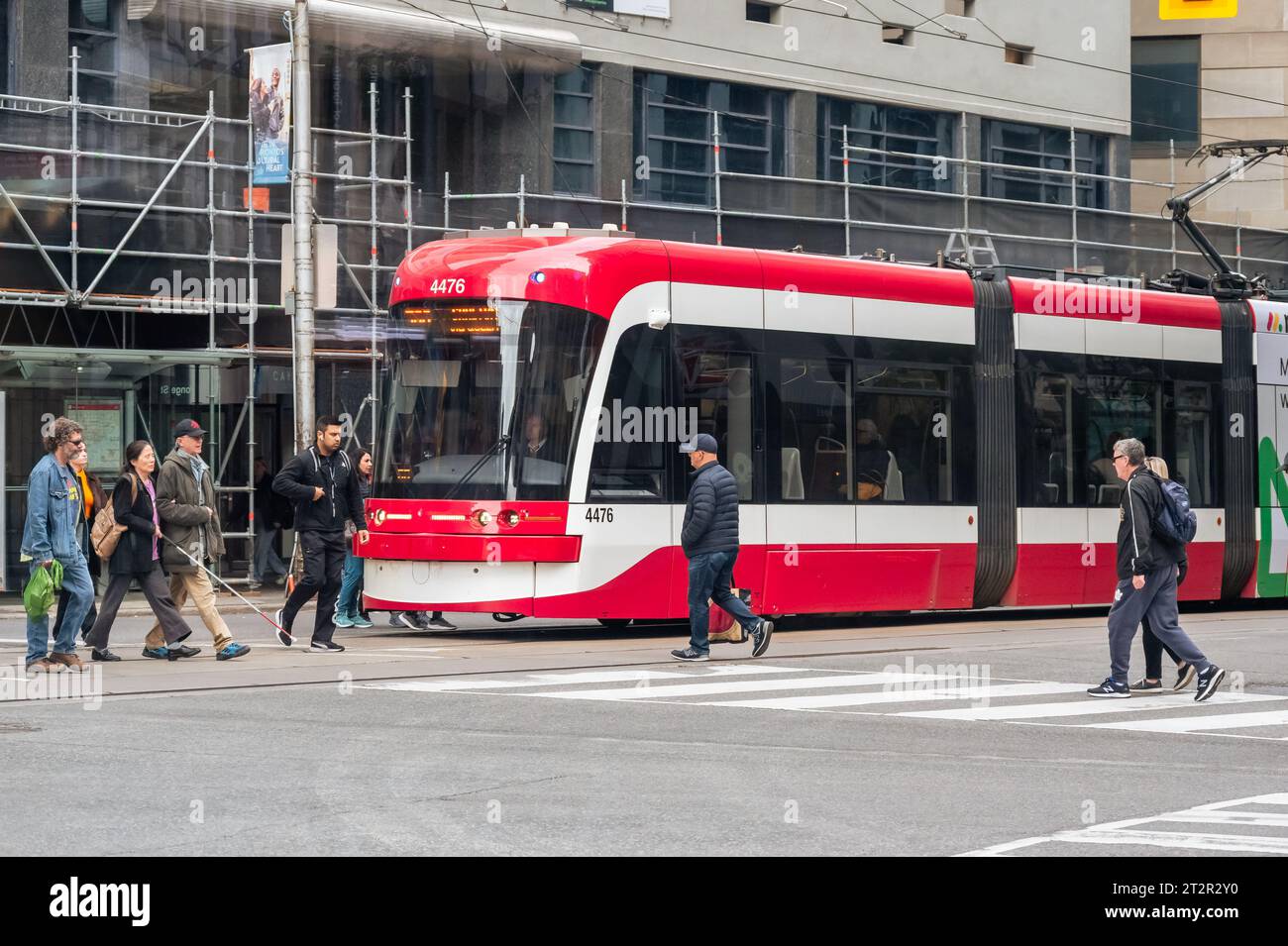 Toronto, Kanada, Menschen, die in eine moderne Bombardier Flexity Outlook Straßenbahn oder Straßenbahn steigen. Das Elektrofahrzeug ist Teil des öffentlichen Verkehrsmittels TTC Stockfoto