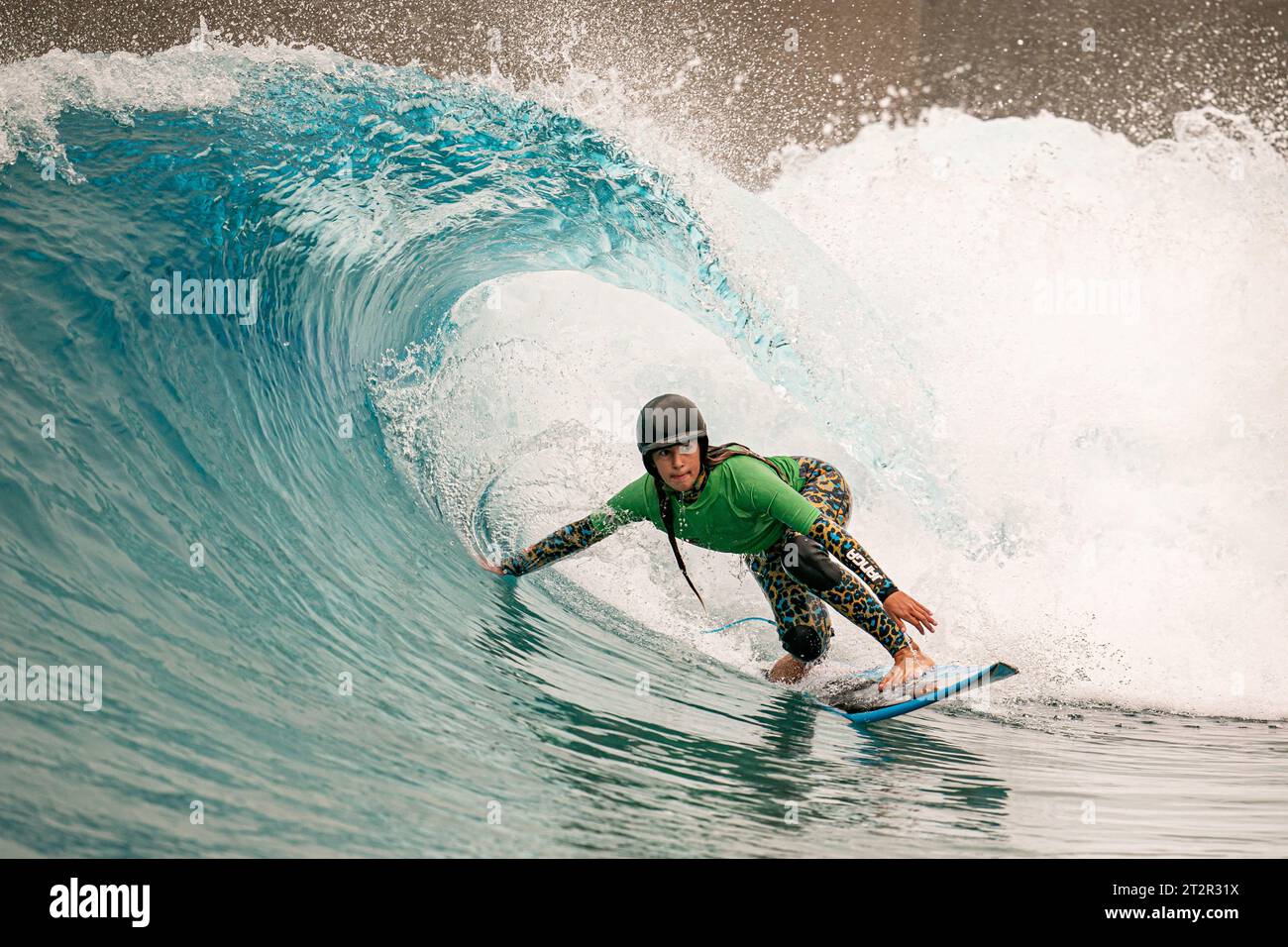 Paula Liria 14 zieht eine saubere Welle, als Junior Surfer am Rookie Rippers Competition im Wave in Bristol teilnehmen, um einen Platz in der Youth Surf Academy zu bekommen, wo sie von Team O'Neill Riders betreut werden. Bilddatum: Samstag, 21. Oktober 2023. Stockfoto