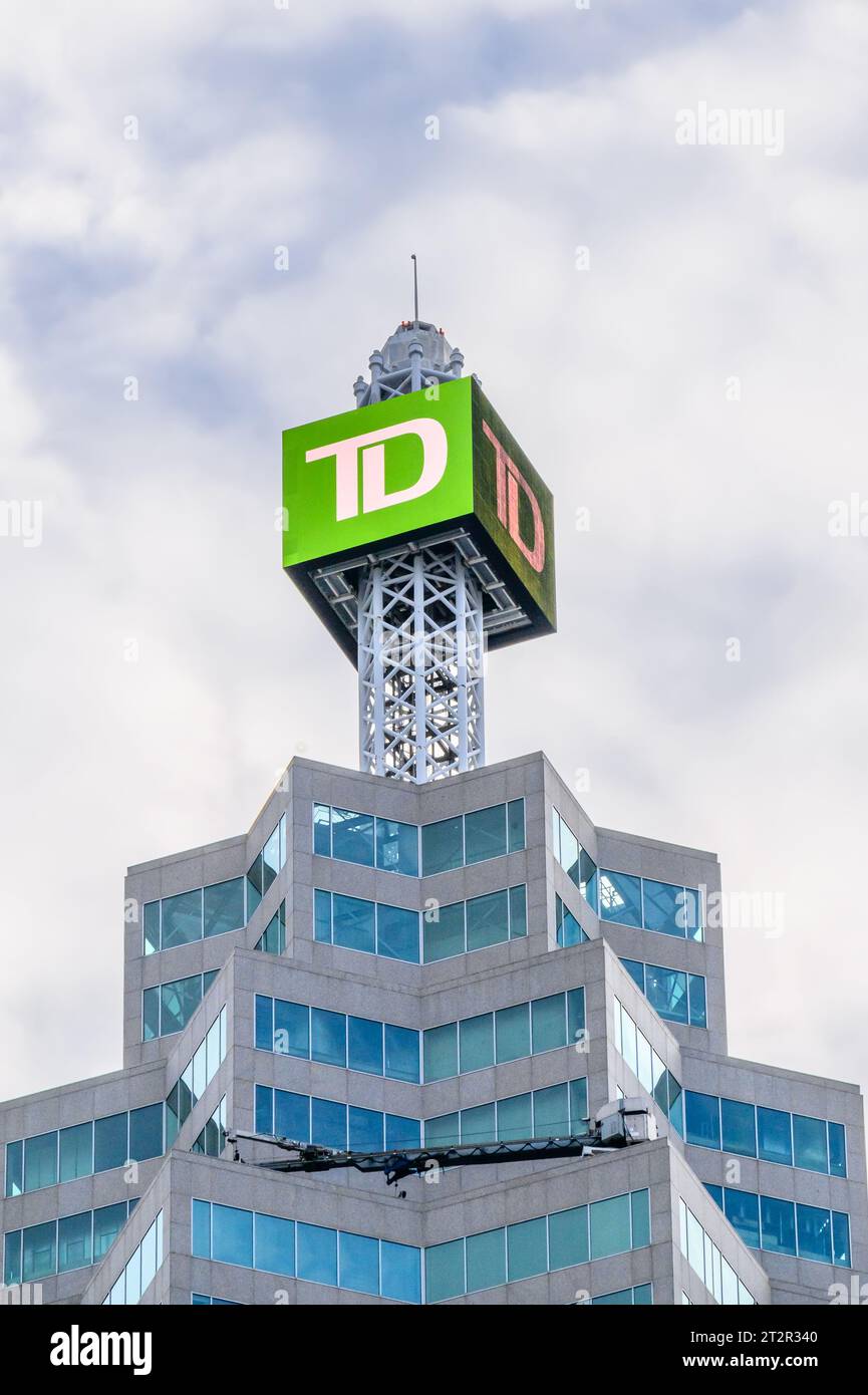 Toronto, Kanada, Schild der TD Bank auf einem der Wolkenkratzer, die zum Brookfield Place gehören. Stockfoto