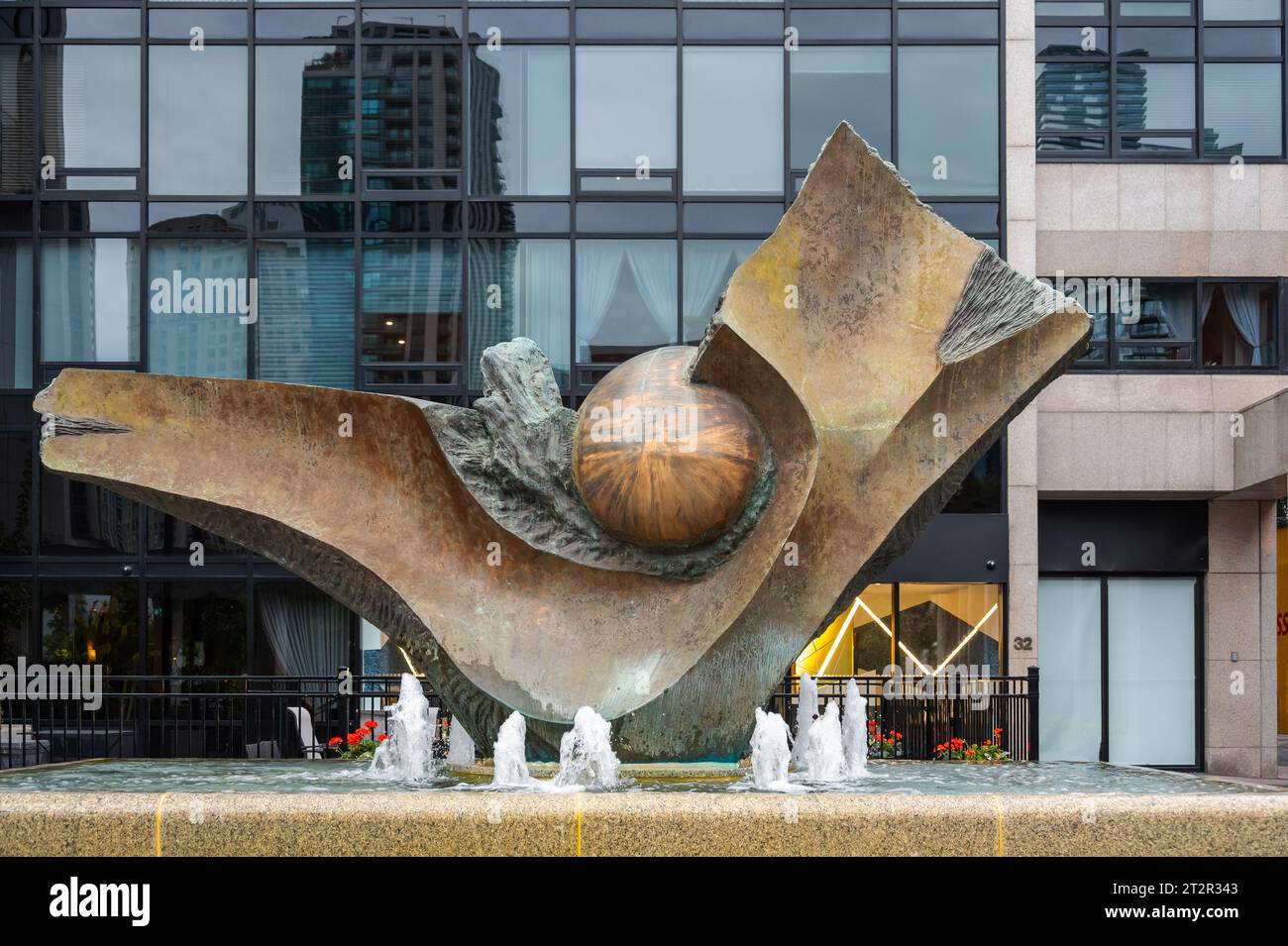Toronto, Kanada, Skulptur namens U.V. CETI von Andrew Posa. Das Kunstwerk befindet sich in der Altstadt oder im historischen Viertel im Stadtzentrum. Stockfoto