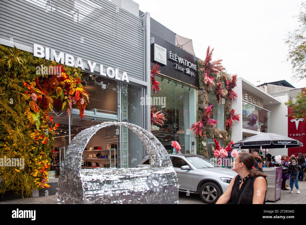 Avenida Presidente Masaryk während des Festivals de Flores (Tag der Toten) im Viertel Polanco in Mexiko-Stadt, Mexiko Stockfoto