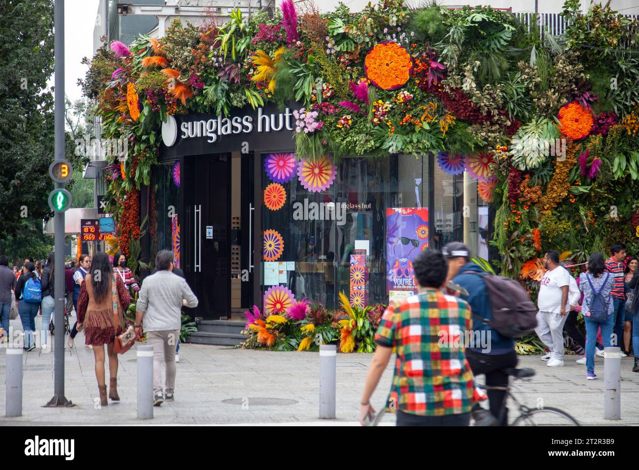 Avenida Presidente Masaryk während des Festivals de Flores (Tag der Toten) im Viertel Polanco in Mexiko-Stadt, Mexiko Stockfoto