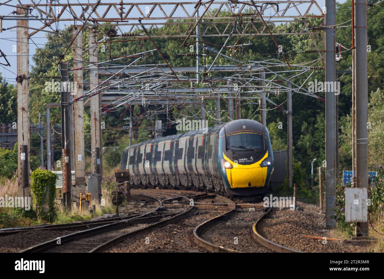 Avanti West Coast Class 390 Alstom Pendolino Zug durch den schimmernden HitzeDunst auf der Westküste Hauptstrecke Stockfoto