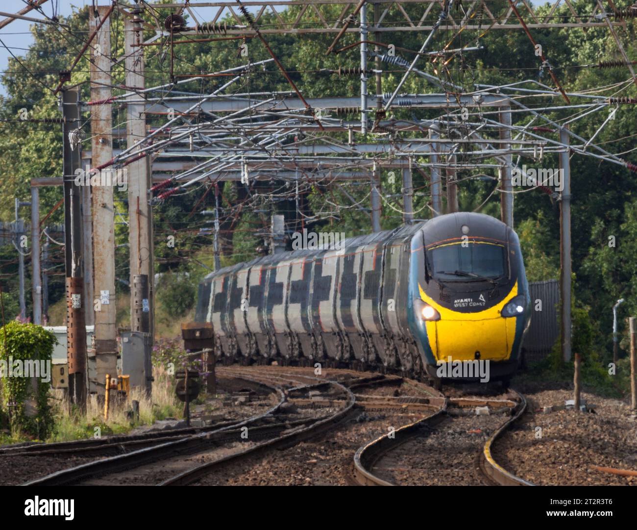 Avanti West Coast Class 390 Alstom Pendolino Zug durch den schimmernden HitzeDunst auf der Westküste Hauptstrecke Stockfoto