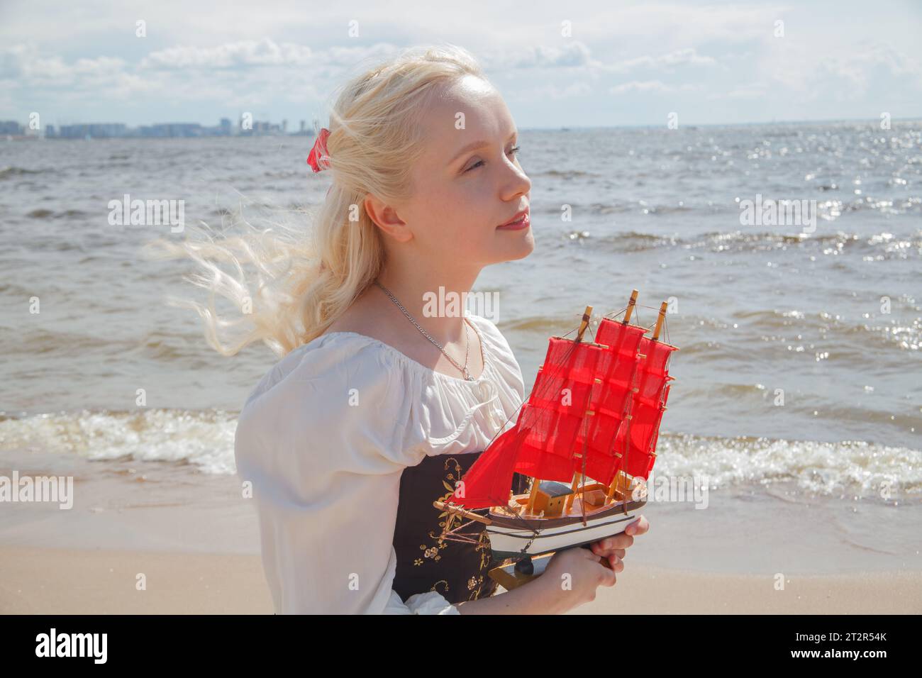 Junge Frau träumt, geht draußen Stockfoto