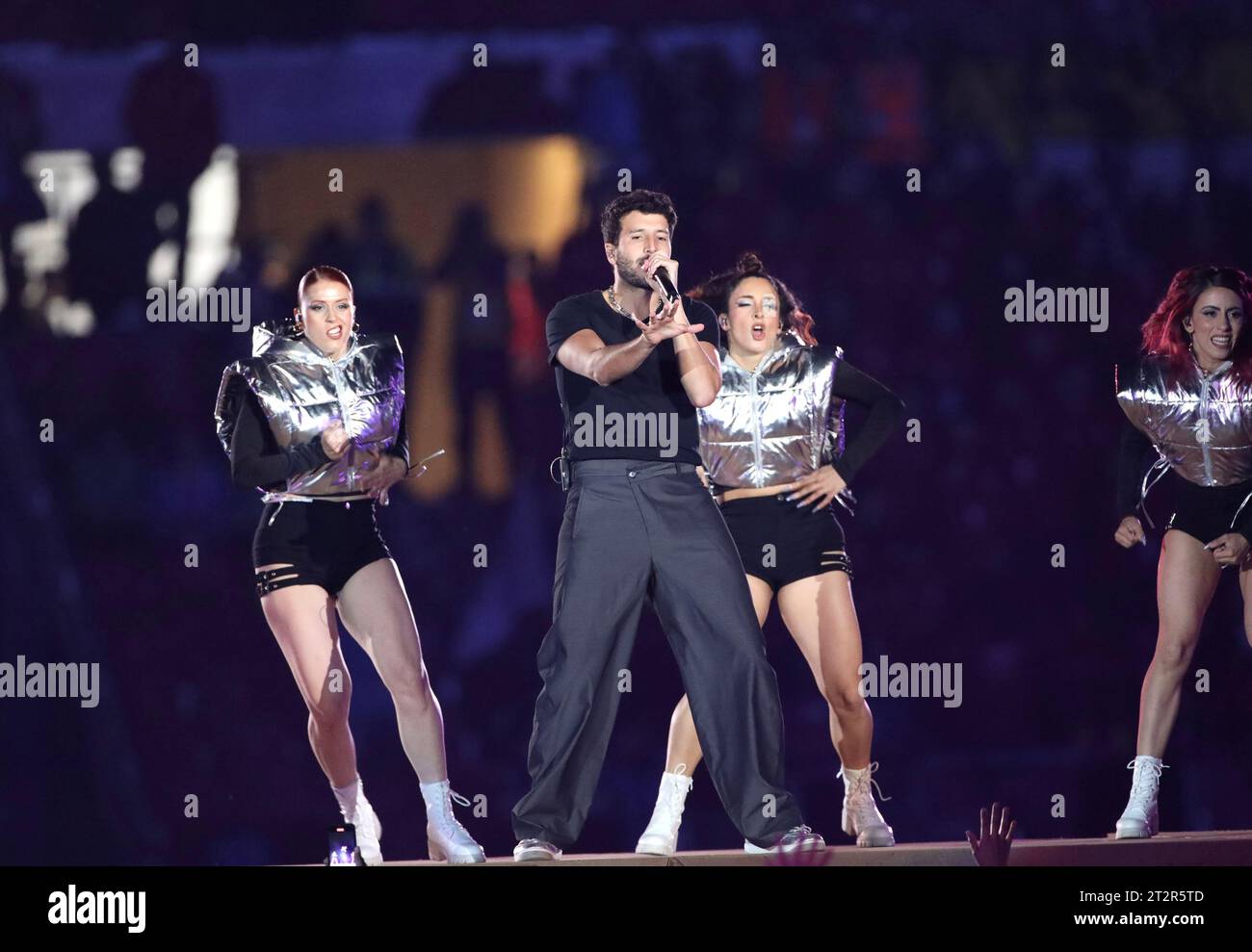 Santiago, Chile. Oktober 2023. (SPO) Sebastian Yatra tritt bei der Eröffnungszeremonie der Panamerikanischen Spiele 2023 in Santiago auf. 20. Oktober 2023, Santiago, Chile: Sebastian Yatra und andere Musikbands treten während der Eröffnungszeremonie der Panamerikanischen Spiele 2023 auf, die vom 20. Oktober bis 5. November in Santiago stattfinden, mit Flugzeugen, musikalischen Darbietungen, Paraden der teilnehmenden Länder und wichtigen Würdenträgern wie dem Präsidenten Chiles, Gabriel Boric, Harold Mayne Nicholls CEO von Panam, Schlagzeugerin Juanita Parra von der Musikgruppe Los Jaivas. Foto: Niyi Fote/Thenews2 (Foto: N Stockfoto