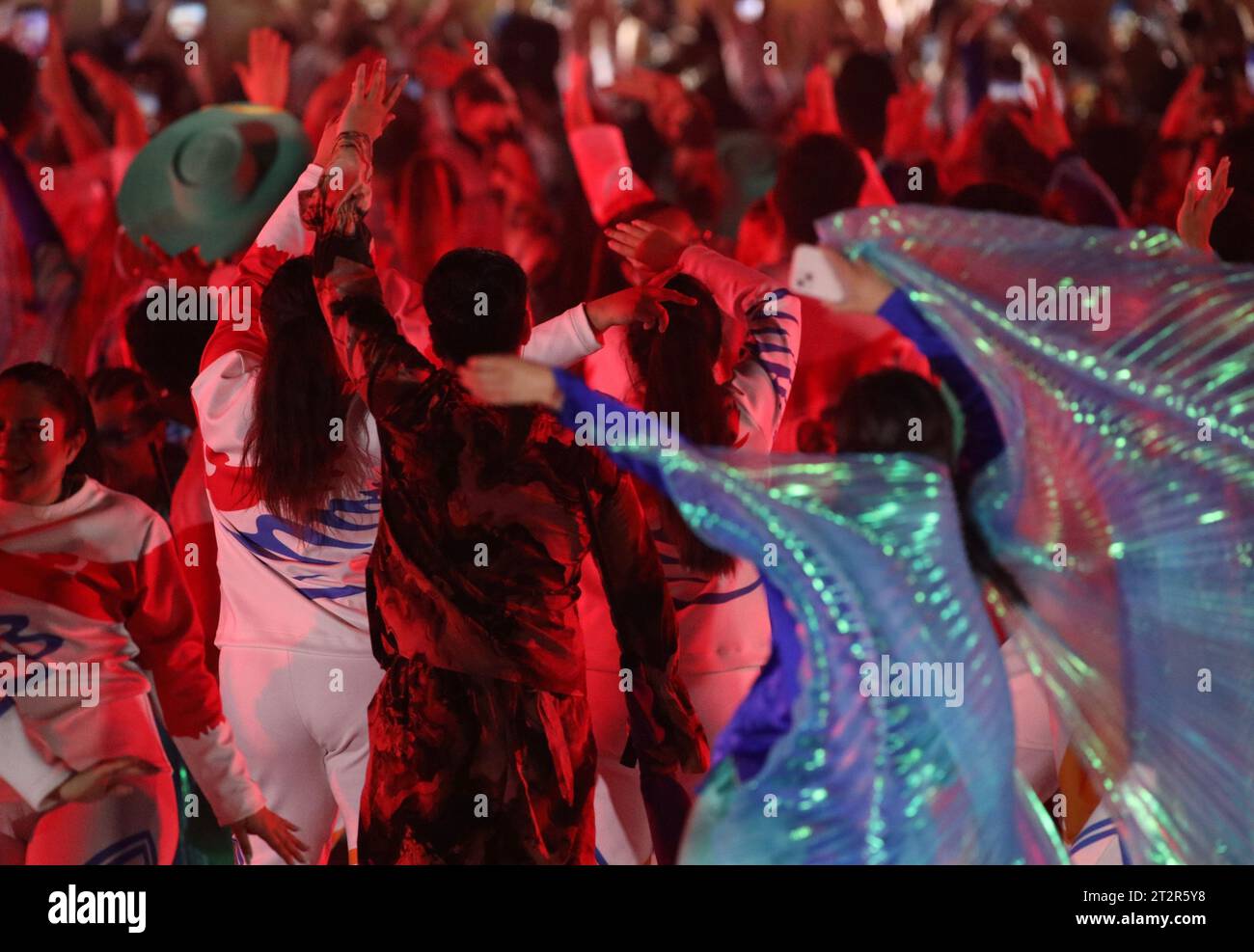 Santiago, Chile. Oktober 2023. (SPO) Sebastian Yatra tritt bei der Eröffnungszeremonie der Panamerikanischen Spiele 2023 in Santiago auf. 20. Oktober 2023, Santiago, Chile: Sebastian Yatra und andere Musikbands treten während der Eröffnungszeremonie der Panamerikanischen Spiele 2023 auf, die vom 20. Oktober bis 5. November in Santiago stattfinden, mit Flugzeugen, musikalischen Darbietungen, Paraden der teilnehmenden Länder und wichtigen Würdenträgern wie dem Präsidenten Chiles, Gabriel Boric, Harold Mayne Nicholls CEO von Panam, Schlagzeugerin Juanita Parra von der Musikgruppe Los Jaivas. Foto: Niyi Fote/Thenews2 (Foto: N Stockfoto