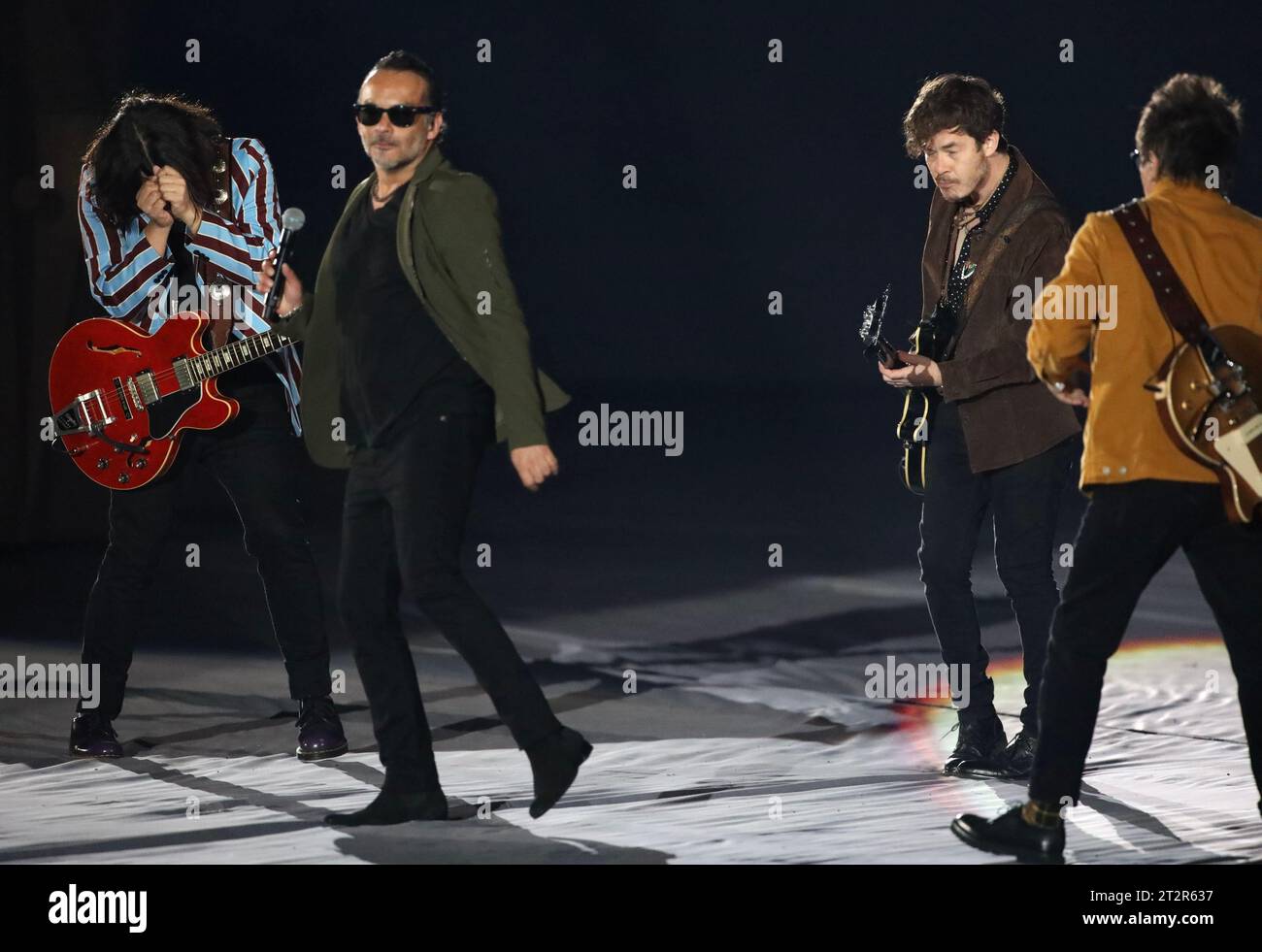 Santiago, Chile. Oktober 2023. (SPO) Sebastian Yatra tritt bei der Eröffnungszeremonie der Panamerikanischen Spiele 2023 in Santiago auf. 20. Oktober 2023, Santiago, Chile: Sebastian Yatra und andere Musikbands treten während der Eröffnungszeremonie der Panamerikanischen Spiele 2023 auf, die vom 20. Oktober bis 5. November in Santiago stattfinden, mit Flugzeugen, musikalischen Darbietungen, Paraden der teilnehmenden Länder und wichtigen Würdenträgern wie dem Präsidenten Chiles, Gabriel Boric, Harold Mayne Nicholls CEO von Panam, Schlagzeugerin Juanita Parra von der Musikgruppe Los Jaivas. Foto: Niyi Fote/Thenews2 (Foto: N Stockfoto